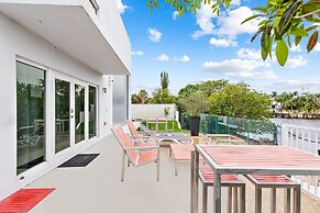 Unique Retreat - Unit D: Cool 2nd-floor Retreat