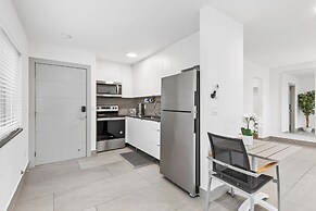 Unique Retreat - Unit D: Cool 2nd-floor Retreat