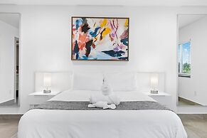 Unique Retreat - Unit D: Cool 2nd-floor Retreat