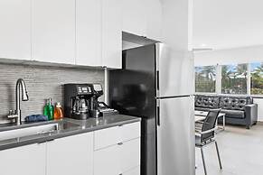 Unique Retreat - Unit D: Cool 2nd-floor Retreat