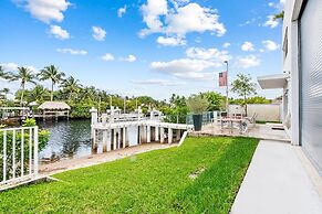 Unique Retreat - Unit D: Cool 2nd-floor Retreat