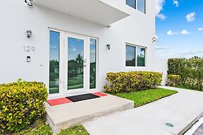 Unique Retreat - Unit D: Cool 2nd-floor Retreat