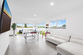 Unique Retreat - Unit D: Cool 2nd-floor Retreat