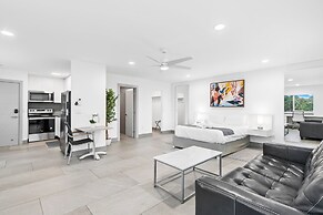 Unique Retreat - Unit D: Cool 2nd-floor Retreat