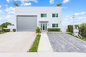 Unique Retreat - Unit D: Cool 2nd-floor Retreat