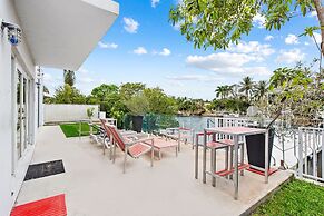 Unique Retreat - Unit D: Cool 2nd-floor Retreat