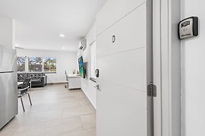 Unique Retreat - Unit D: Cool 2nd-floor Retreat