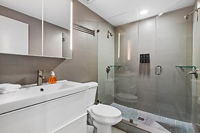 Unique Retreat - Unit D: Cool 2nd-floor Retreat