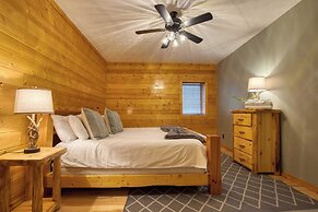 Luxury Cabin w Panoramic Views Firepit Game Room Pinnacle Chalet