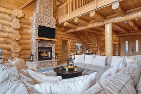 Luxury Cabin w Panoramic Views Firepit Game Room Pinnacle Chalet