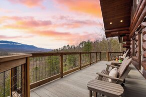 Luxury Cabin w Panoramic Views Firepit Game Room Pinnacle Chalet