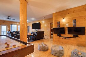 Luxury Cabin w Panoramic Views Firepit Game Room Pinnacle Chalet