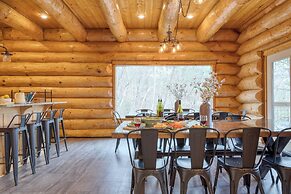 Luxury Cabin w Panoramic Views Firepit Game Room Pinnacle Chalet