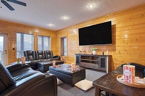 Luxury Cabin w Panoramic Views Firepit Game Room Pinnacle Chalet