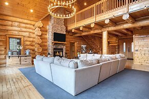 Luxury Cabin w Panoramic Views Firepit Game Room Pinnacle Chalet