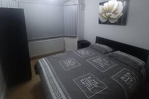 Coventry Stay - Sleeps 8, Free Parking & Wifi