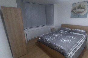 Coventry Stay - Sleeps 8, Free Parking & Wifi