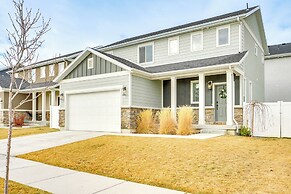 4 Mi to Zions Bank Stadium: Sleek Herriman Retreat