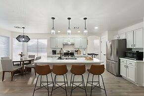 5 BD Gilbert Home 4 Min to Downtown