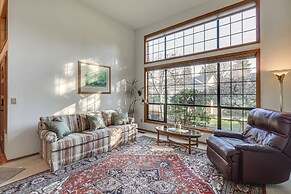 Lovely Portland Home ~ 10 Mi to Downtown!