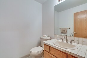 Lovely Portland Home ~ 10 Mi to Downtown!