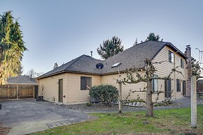 Lovely Portland Home ~ 10 Mi to Downtown!