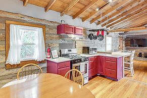 Maggie Valley Log Cabin: Deck + Mountain Views!