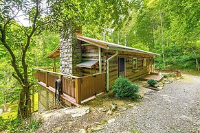 Maggie Valley Log Cabin: Deck + Mountain Views!