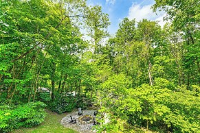 Maggie Valley Log Cabin: Deck + Mountain Views!