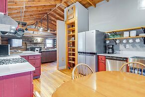 Maggie Valley Log Cabin: Deck + Mountain Views!