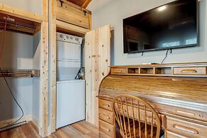 Maggie Valley Log Cabin: Deck + Mountain Views!