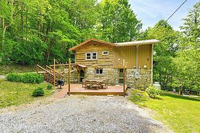 Maggie Valley Log Cabin: Deck + Mountain Views!
