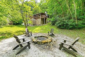 Maggie Valley Log Cabin: Deck + Mountain Views!
