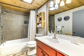 Maggie Valley Log Cabin: Deck + Mountain Views!