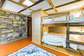 Maggie Valley Log Cabin: Deck + Mountain Views!