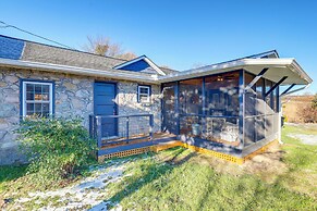 2 Blocks to Appalachian Trail: Updated Cabin!