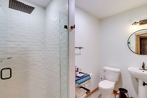 2 Blocks to Appalachian Trail: Updated Cabin!