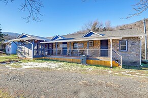 2 Blocks to Appalachian Trail: Updated Cabin!