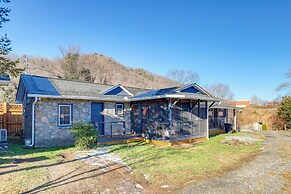 2 Blocks to Appalachian Trail: Updated Cabin!