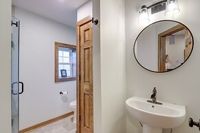 Walk to Appalachian Trail: Hot Springs Hideaway