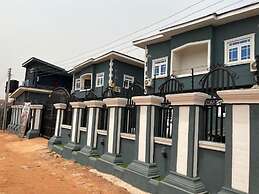 De Palatial Hotel and Apartments