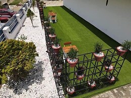 De Palatial Hotel and Apartments