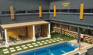De Palatial Hotel and Apartments