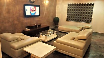 De Palatial Hotel and Apartments