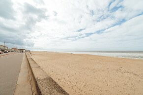 Espinho Seawalk AND Seaview by Vacationy