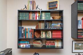Cole's Bay Vacation Retreat Library Room