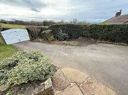 Spacious 4BR Retreat for 8