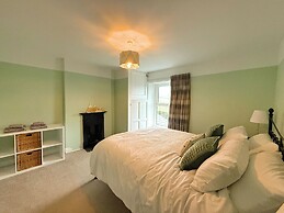 Spacious 4BR Retreat for 8