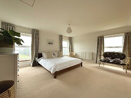 Spacious 4BR Retreat for 8