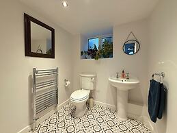 Spacious 4BR Retreat for 8